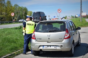 umundurowani policjanci podczas kontroli samochodu osobowego przy zakopiance