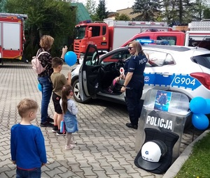 policjantka z dziećmi przy radiowozie