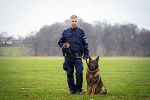 Policjant przewodnik psa z psem Motorem