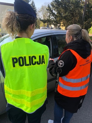 policjantka wraz z pracownikiem kolei- przeprowadzające działania profilaktyczne