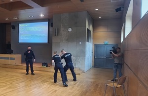 policjanci prezentują techniki i taktyki obezwładnania napastnika