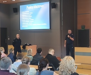 policjant prowadzi prelekcje