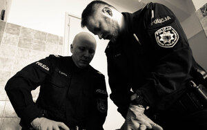 policjanci udzielają pierwszej pomocy