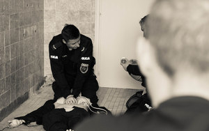 policjant przeprowadza resuscytację krążeniową