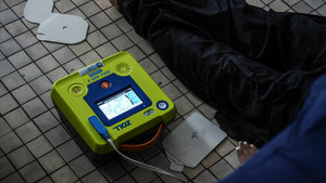 Urządzenie AED leżące na ziemi