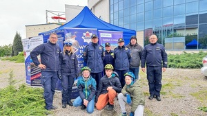 wspólne zdjęcie policjantów, funkcjonariuszy straży miejskiej i uczestników turnieju