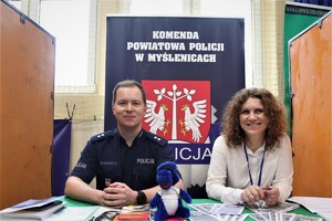 przedstawiciele Komendy Powiatowej Policji w Myślenicach podczas targów pracy