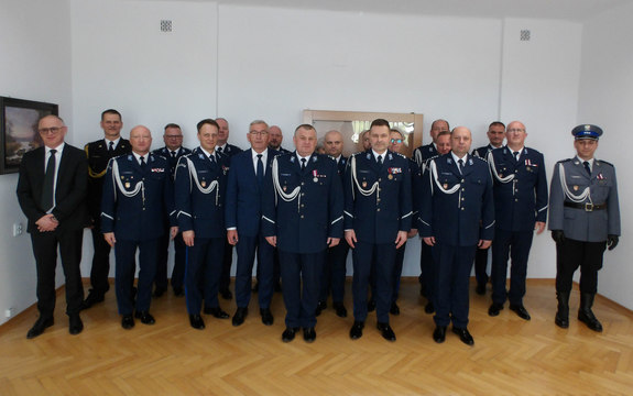 zdjęcie grupowe uczestników uroczystej zbiórki z okazji wprowadzenia komendanta powiatowego policji w Brzesku