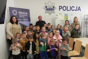 Przedszkolaki z Palczowic w KP Zator  wspólne zdjęcie z dzielnicowym Bogdanem Rokowskim