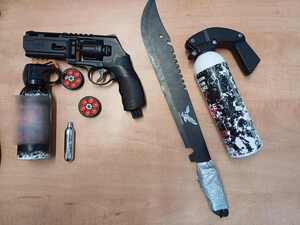 Maczeta z owinietą rękojeścią, dwie butle gazowe oraz pistolet gazowy z dwoma magazynkami
