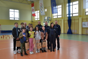 druzyna z policjantami i przedstawicelami władz samorzadowych