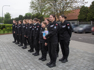 uczniowie w szeregu oddają cześć poległym pod obeliskiem