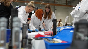 policjantki laboratorium zbierają odciski palców