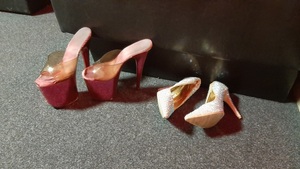 kobiece obuwie na wysokim obcasie leżące na podłodze