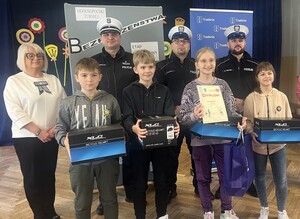 umundurowani policjanci z grupą dzieci ustawionych do zdjęcia po turnieju BRD 1