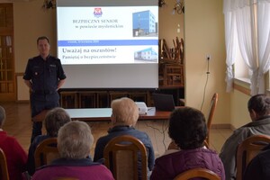 oficer prasowy podczas spotkania z seniorami