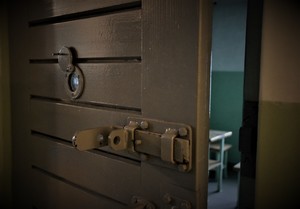 uchylone drzwi do więziennej celi