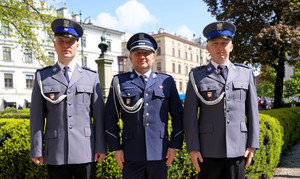 Nagrodzeni policjanci wraz ze swoim przełożonym przed budynkiem Urzędu Miasta Krakowa