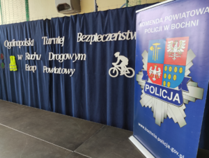 Baner z logo Komendy Powiatowej Policji w Bochni oraz napis informujący o turnieju