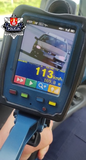 kierowca peugeota poruszający sie 113 km w terenie zabudowanym