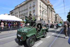 pojazd wojskowy w trakcie parady