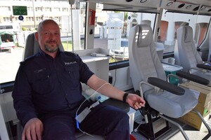 krew oddaje komendant w umundurowaniu służbowym, w tle fotele do oddawania krwi