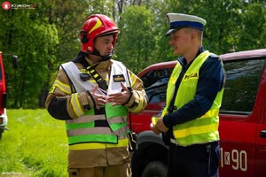policjant ze strażakiem podczas działań