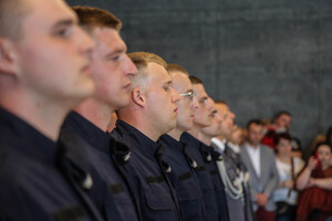 nowi policjanci w szeregu