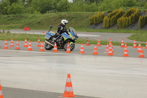 Funkcjonariusz na motocyklu służbowym