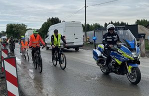 motocykl policyjny przed uczestnikami przejazdu