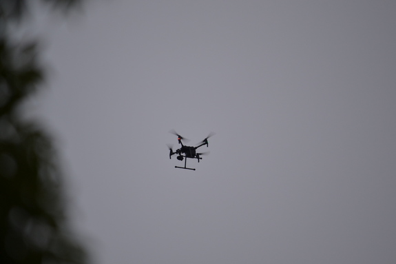 Dron zawieszony w powietrzu podczas obserwacji drogi
