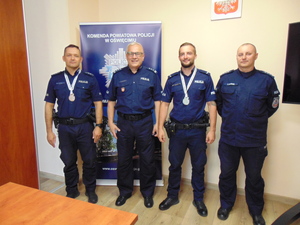 Dzielnicowi Syrek i Chowaniec zdobyli medale w BBJ Oświęcim policjanci oraz komendant i  naczelnik na wspólnym zdjęciu