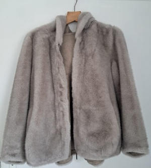 Zabezpieczone futro koloru jasny brąz wiszące na wieszaku