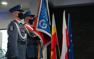 Poczet sztandarowy i flagi Polski, Małopolski oraz Unii Europejskiej.