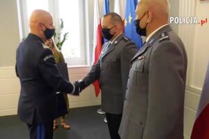 Marcin Kowalcze odbiera  wyróżnienie od Komendanta Głównego Policji