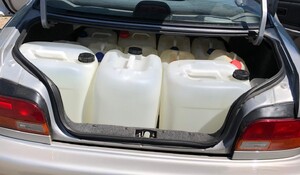 Otwarty bagażnik z zawartością pustych kanistrów (2)