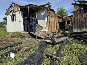 Policjanci na miejscu spalonego pustostanu