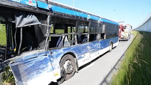 autobus miejski z uszkodzoną lewą stroną
