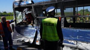 policjant drogówki przy autobusie mpk