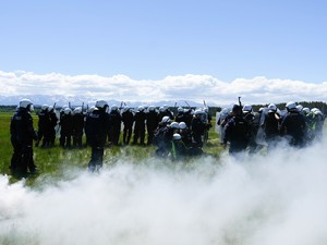 spowity dymem szyk policjantów