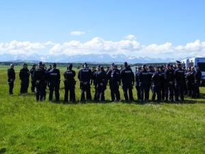 policjanci w czasie odprawy