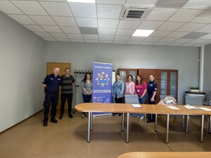 umundurowani policjanci na spotkaniu z uchodźcami w PUP w Chrzanowie w tle rolap KPP Chrzanów