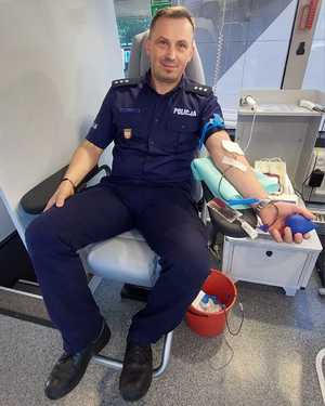 funkcjonariusz policji oddający krew