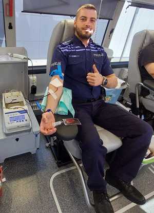 funkcjonariusz w mundurze oddaje krew