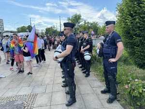 policjanci zabezpieczający Marsz Równości i uczestnicy marszu 2