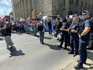 policjanci zabezpieczający Marsz Równości i uczestnicy marszu 5