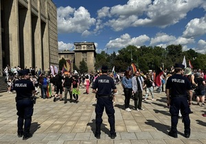 policjanci zabezpieczający Marsz Równości i uczestnicy marszu