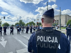 policjanci zabezpieczający Marsz Równości