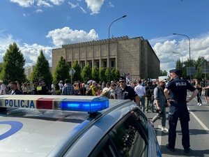 widok na Muzeum Narodowe, na pierwszym planie radiowóż policyjny i widoczni uczetnicy Marszu Równości