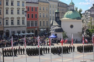 Widok na Rynek Główny  w czasie uroczystoci wojskowych, widoczni żołnierze i obserwujący uroczystości
